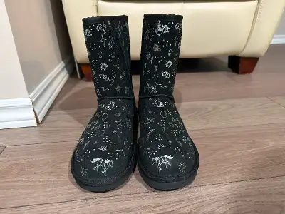 New UGG Classic Zodiac Short boots, size 8, black