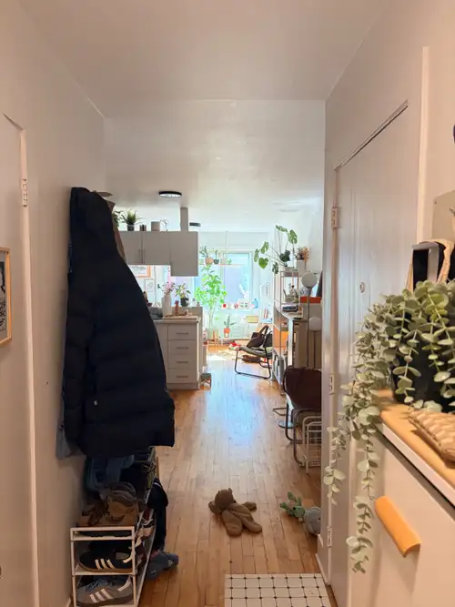 Spacious 3½ (1-bedroom), approx. 750 sq. ft., on the 2nd floor of a 6-unit building, with private pa...