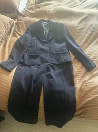 Woman’s dress suit (navy) size 10 Tristan and iseut
