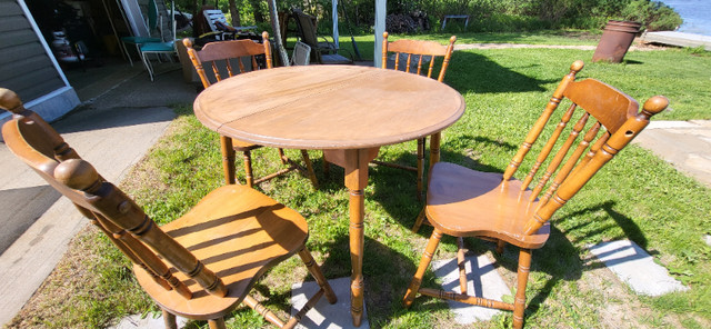 Set table de cuisine ronde en bois dans Mobilier de salle à manger et cuisine  à Shawinigan - Image 2