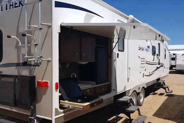 2013 Sporttrek Camper in Travel Trailers & Campers in Regina - Image 5