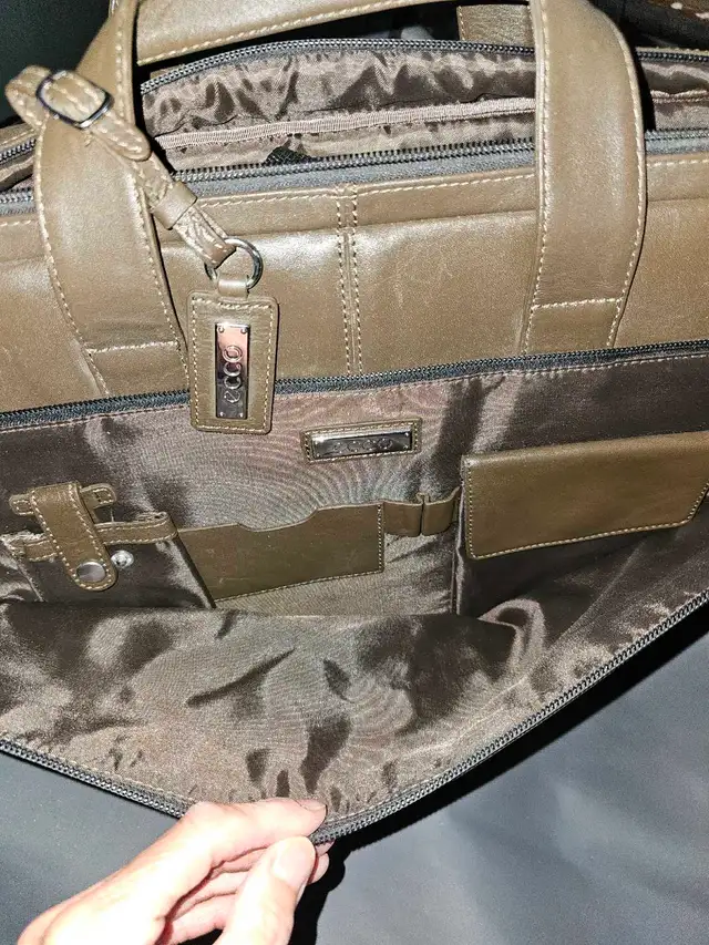 Ecco leather laptop briefcase in Laptop Accessories in Oakville / Halton Region - Image 6