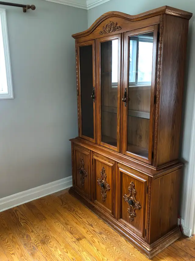 Oak China Cabinet in Hutches & Display Cabinets in City of Toronto - Image 4