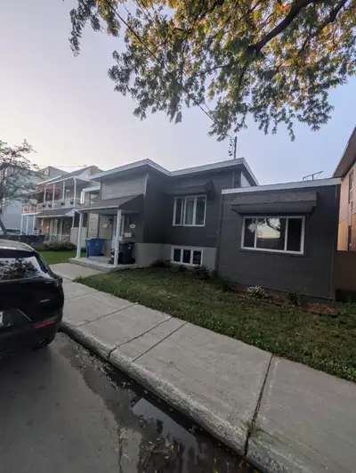 Découvrez ce magnifique 5 ½ situé dans un duplex, au cœur d'un quartier paisible de Montréal-Est. Un...