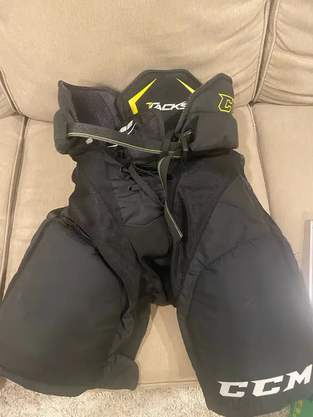 CCM Tacks 4052 Hockey Pants - Senior Small (Black) in Hockey in Sudbury - Image 2