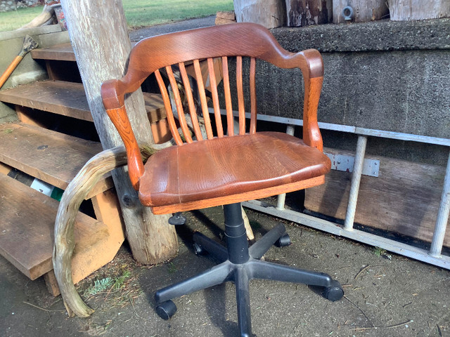 Oak Captains Chair in Chairs & Recliners in Comox / Courtenay / Cumberland