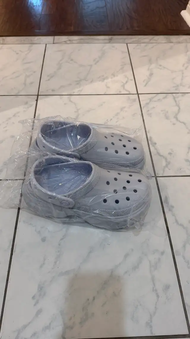 Crocs Classic Clogs – Light Grey/Blue in Women's - Shoes in City of Toronto - Image 3