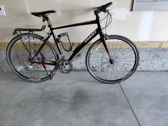 Bike, Giant Mens in Road in Calgary - Image 2