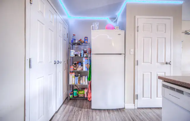 172 Regina St. N. Apt. #5 Room#2 - SUBLET $875 includes parking in Room Rentals & Roommates in Kitchener / Waterloo - Image 8