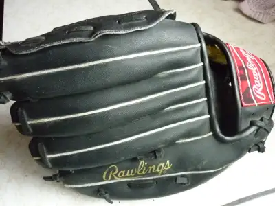 Leather. SMALL youth or child size Rawlings for right handers is labelled 11 inch. Lightly used. Spa...