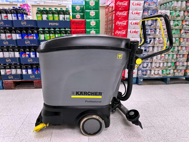 Karcher BR 40/25 C Commercial Floor Scrubber | 16" Roller Brush in Other in City of Toronto - Image 4