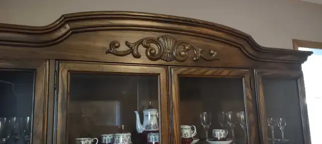 dining room, 6 chairs,beautiful fabric, hutch, extra leaf, sits in Dining Tables & Sets in Markham / York Region - Image 10