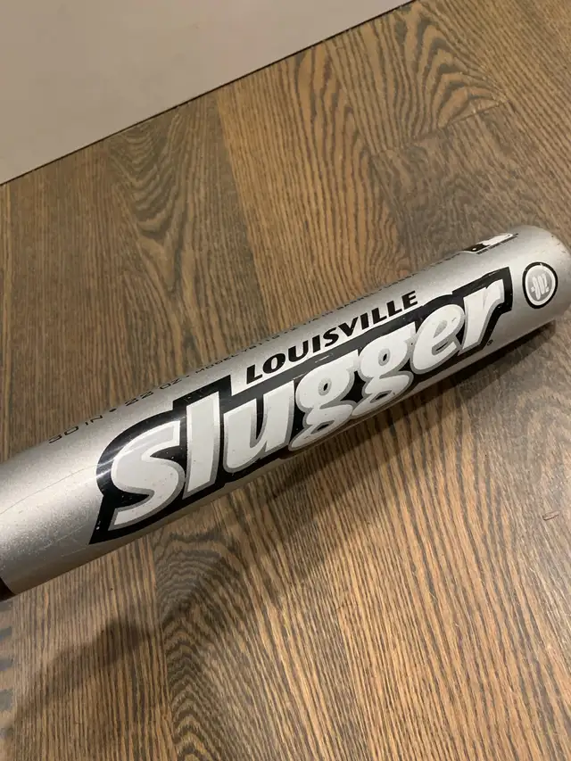 Louisville Slugger Genesis 30” 22oz Bat in Baseball & Softball in Ottawa - Image 3