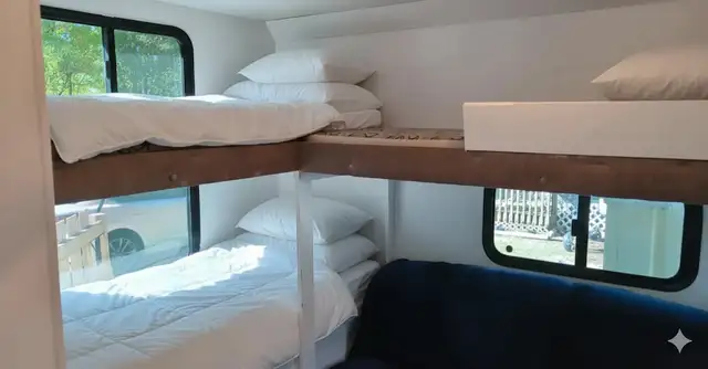 31 feet Trailer on lot- Westport Ontario  in Travel Trailers & Campers in Kingston - Image 9