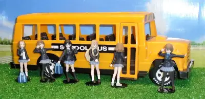 Modèles Pop-Animées...De ma collection...Ensemble de 6 figurines "K-On" avec autobus flambants neufs...