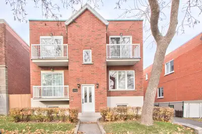2 chambres fermées La maison est située devant le parc Raymond Préfontaine Joli 4½ rénové au 2ème da...