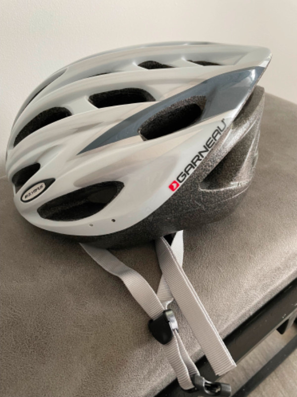 Casque de vélo Louis Garneau dans Vêtements, chaussures et accessoires  à Laval/Rive Nord