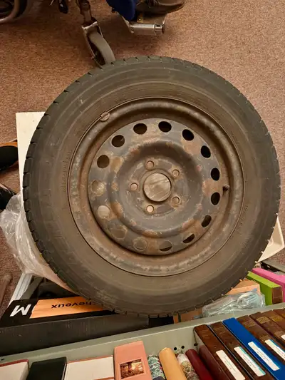 Les jantes, à 5 trous, sont incluses avec les pneus Ces pneus étaient sur une auto Yundai Élantra. P...