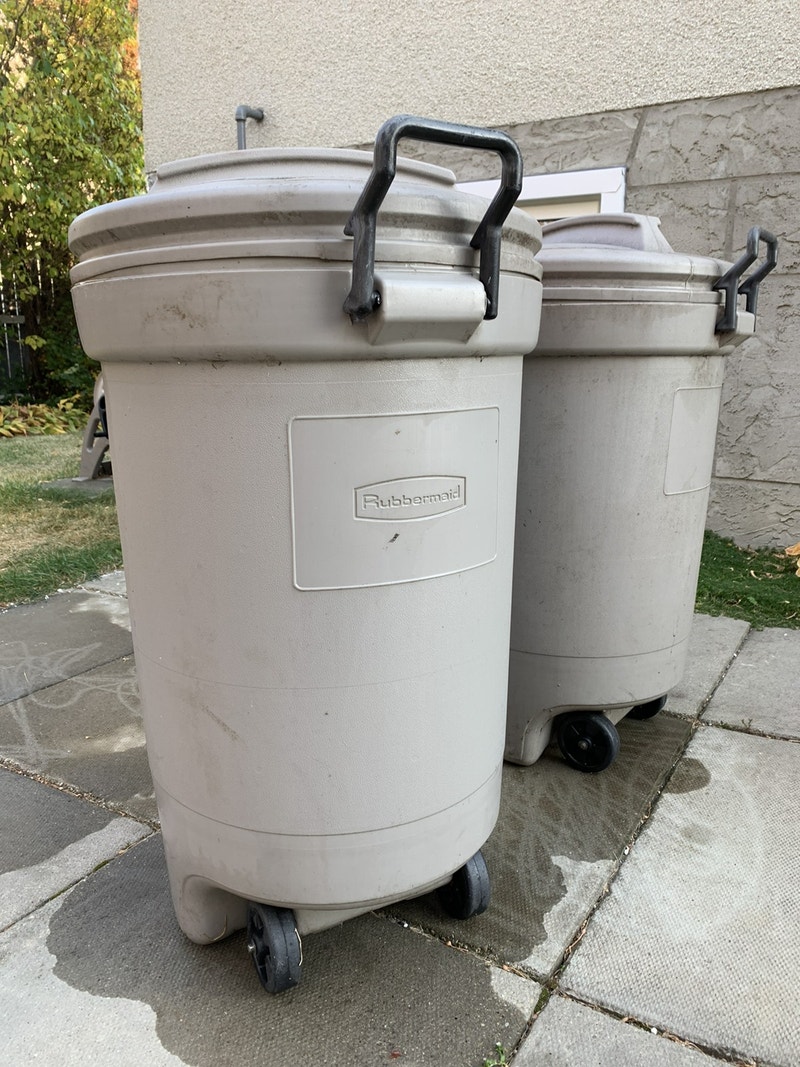 Rubbermaid 32 gallon wheeled Garbage bins Outdoor Tools & Storage