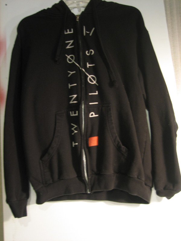 TWENTY ONE PILOTS BAND HOODIE in Multi-item in London - Image 4