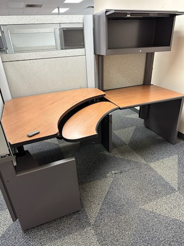 Office Furniture in Desks in Grande Prairie - Image 2