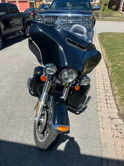 2015 Harley Davidson ultra classic one owner 32,000 km always maintained by Eagle Eye custom cycles...