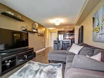 Modern and Large 1 Bedroom with Parking