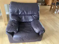 2 causeuses & un fauteuil en cuir