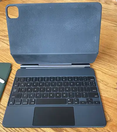 Apple Magic Keyboard 11” + Apple Pencil (2nd Gen) + Smart Folio, View more