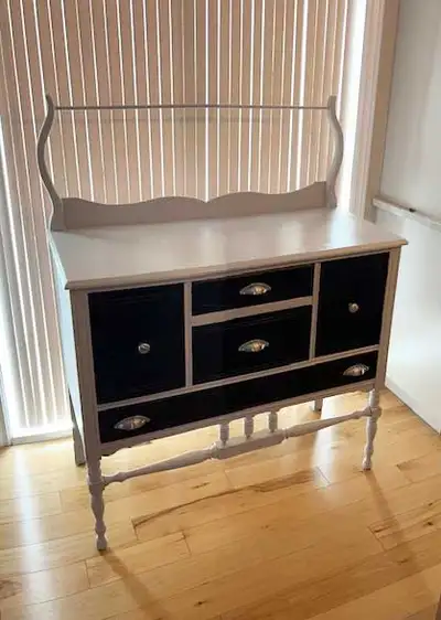 Buffet, crédence antique (1940) 115$ livré si... +une prime, View more