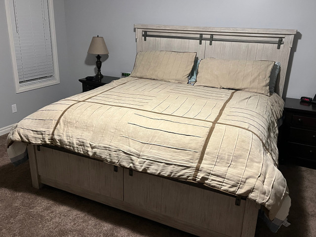 King  Size Comforter Bedsing Set in Bedding in Calgary