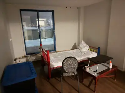 A spacious living room is available in a 3-bedroom apartment shared with others. The rent is $500 pe...