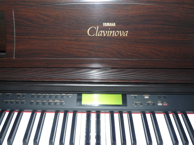 Yamaha Clavinova CLP-811 dans Pianos et claviers  à Ouest de l’Île - Image 2