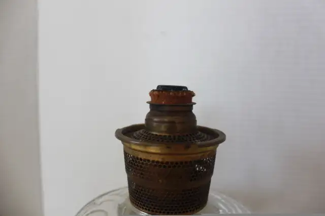 ALADDIN - VINTAGE CLEAR WASHINGTON DRAPE B-53 CROWFOOT LAMP in Indoor Lighting & Fans in Belleville - Image 7