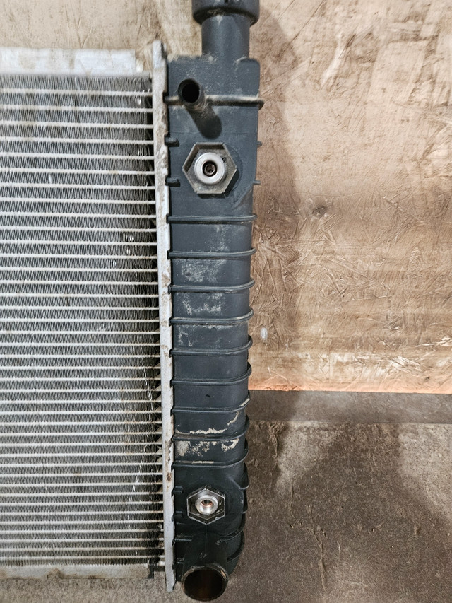 Gm or chev radiator & shroud in Engine & Engine Parts in Grande Prairie - Image 3