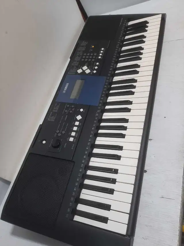 Yamaha PSR-E333 Digital Keyboard in Pianos & Keyboards in City of Montréal - Image 2