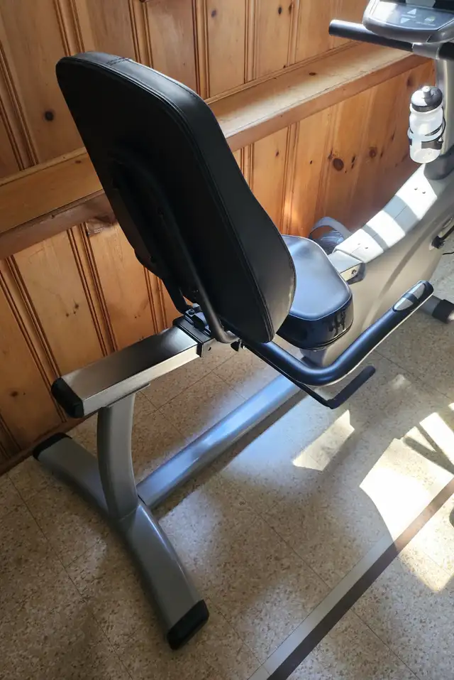 Vision R1500 Semi-Recumbent Exercise Bike in Exercise Equipment in Stratford - Image 6