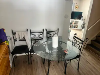 2 Bedroom plus den townhouse, conveniently located across from the Peter Lougheed hospital. Making t...