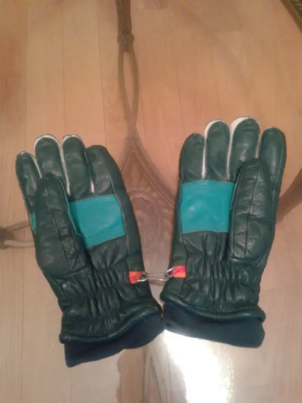 A Pair of Women's Leather Gloves,Excellent Condition,Color:Green in Women's - Bags & Wallets in Oshawa / Durham Region - Image 3