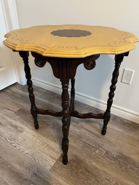 Vintage hall/entry table in Other Tables in Owen Sound - Image 2