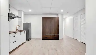 This charming ground floor studio unit in a townhouse features a private backyard, perfect for relax...