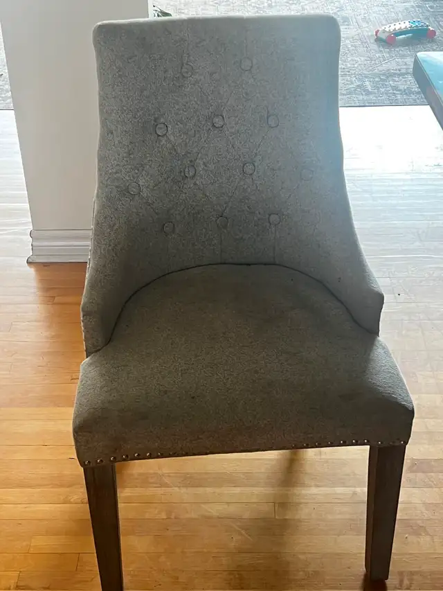 4 beautiful dinning chairs in Chairs & Recliners in Markham / York Region - Image 4