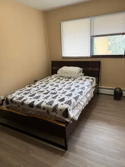 Private room available in a spacious apartment located in the quiet and safe neighborhood of Sunnysi...