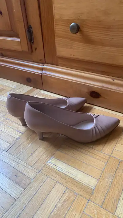 Brand new women’s Clark nude heels ultimate comfort soles 7.5, View more