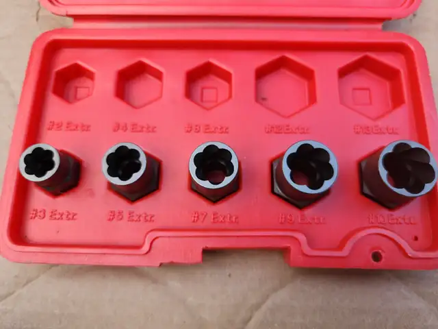 Craftsman Damaged Head Of The Bolt 5 Pc Extractor Set New in Hand Tools in Windsor Region - Image 3