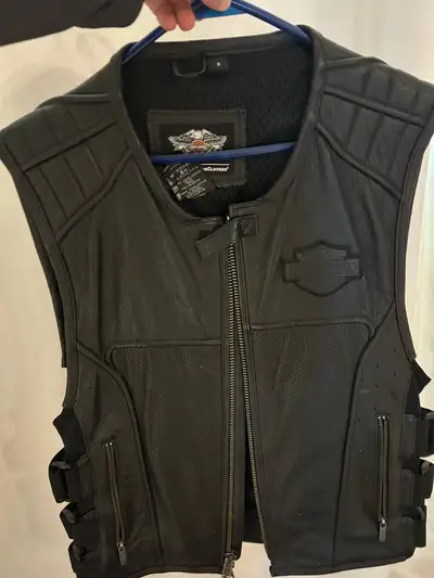 Harley Davidson genuine leather vest size small. Rarely worn and in mint condition. Essential for an...