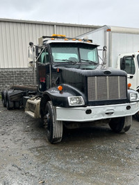 Roll-Off truck with flat deck