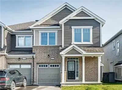 Beautiful well maintained end-unit townhouse (nearly 1,800 sq ft) featuring 3 bedrooms and 2.5 washr...