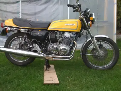 75 was the first year for the F variant. Styled as more of a race bike, it had a different tank, sea...