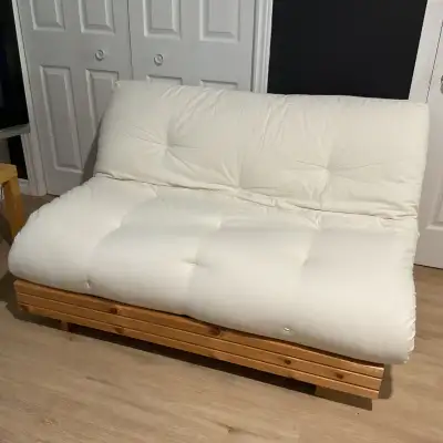Futon ( dimension d’un lit double (54 po.) Meuble de bois fermé en sofa ( 39po de profond, 27.5 de h...
